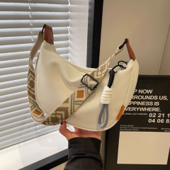 休闲尼龙布包包女2025新款时尚爆款斜挎饺子包